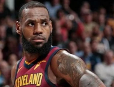 Oι Λέικερς «χτίζουν» ομάδα για τίτλο με το Λεμπρόν να παίζει και... σέντερ!